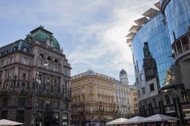 tarihi güzel binalar ve Viyana kenti sokaklarında