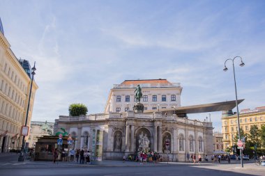 tarihi güzel binalar ve Viyana kenti sokaklarında