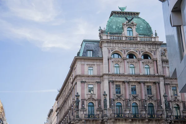 维也纳市历史悠久的美丽建筑和街道 — 图库照片