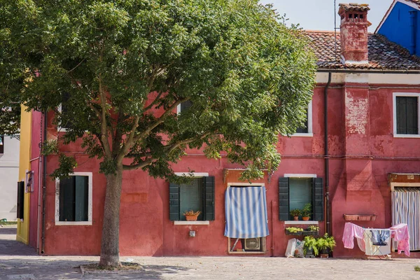 Kolorowych domów na ulicy w mieście burano — Zdjęcie stockowe