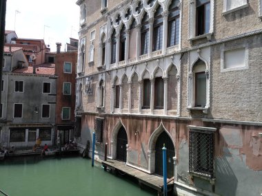 Şehir sokak Venedik eski binalar ve kanal ile