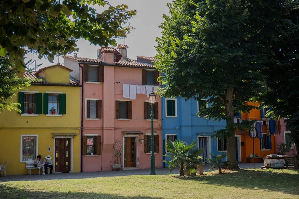 Kolorowych domów na ulicy w mieście burano — Zdjęcie stockowe