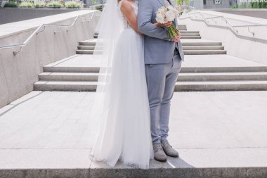 büyük merdiven üzerinde gelin ve damat