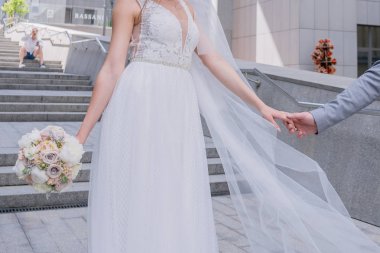 büyük merdiven üzerinde gelin ve damat