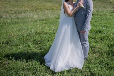 Gelin ve damat yeşil alanda