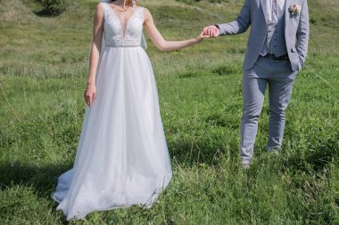 Gelin ve damat yeşil alanda