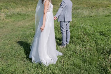 Gelin ve damat yeşil alanda