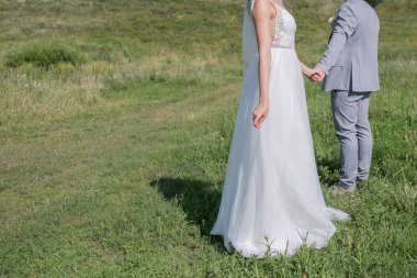 Gelin ve damat yeşil alanda