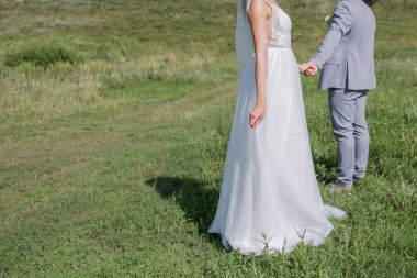 Gelin ve damat yeşil alanda