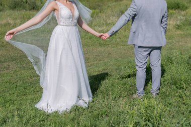 Gelin ve damat yeşil alanda