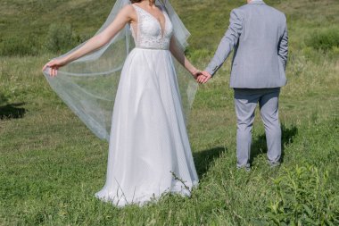 Gelin ve damat yeşil alanda