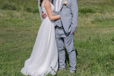 Gelin ve damat yeşil alanda