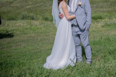 Gelin ve damat yeşil alanda