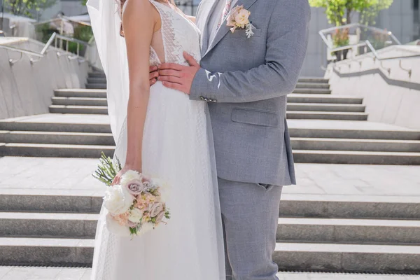 Mariée et marié sur le grand escalier — Photo