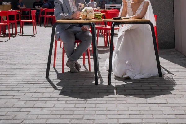 Braut und Bräutigam sitzen an einem Tisch in einem Café und trinken Kaffee — Stockfoto