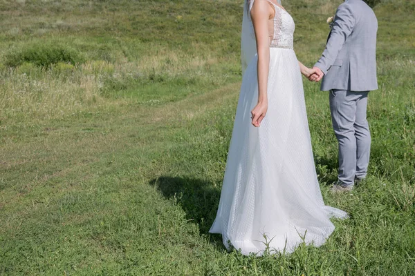 Gelin ve damat yeşil alanda