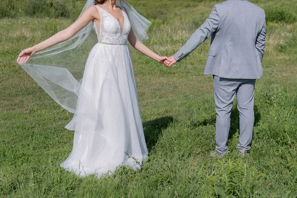 Brudgummen på ett grönt fält — Stockfoto