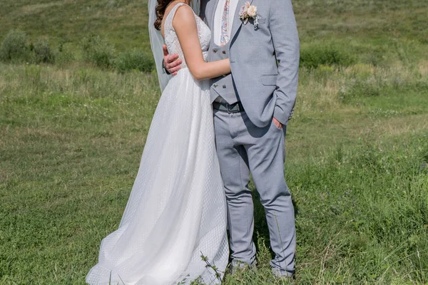 Noiva e noivo em um campo verde — Fotografia de Stock