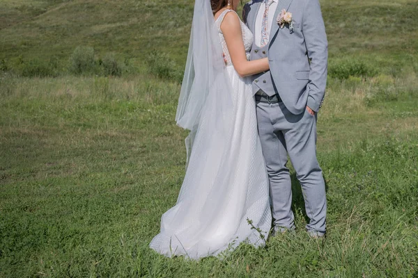 Noiva e noivo em um campo verde — Fotografia de Stock
