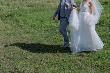 Gelin ve damat yeşil alanda