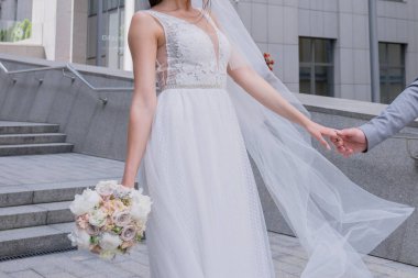 büyük merdiven üzerinde gelin ve damat