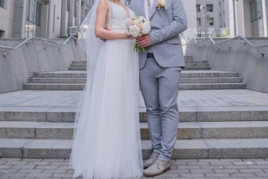 büyük merdiven üzerinde gelin ve damat