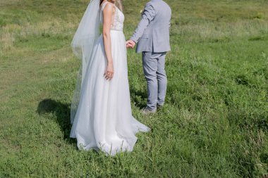 Gelin ve damat yeşil alanda