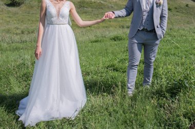 Gelin ve damat yeşil alanda