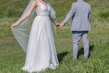 Gelin ve damat yeşil alanda