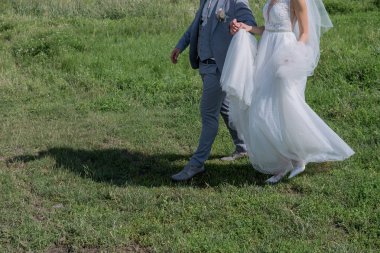 Gelin ve damat yeşil alanda