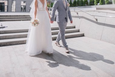 büyük merdiven üzerinde gelin ve damat