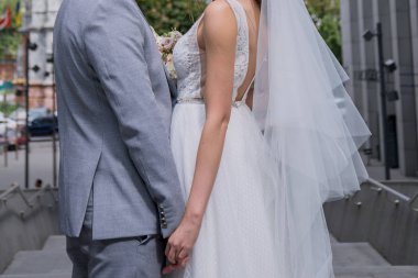 büyük merdiven üzerinde gelin ve damat