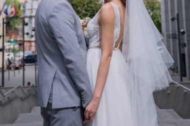 büyük merdiven üzerinde gelin ve damat