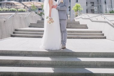 büyük merdiven üzerinde gelin ve damat