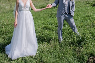 Gelin ve damat yeşil alanda