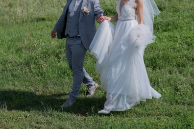 Gelin ve damat yeşil alanda