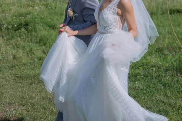Menyasszony és vőlegény a zöld mezőn — Stock Fotó