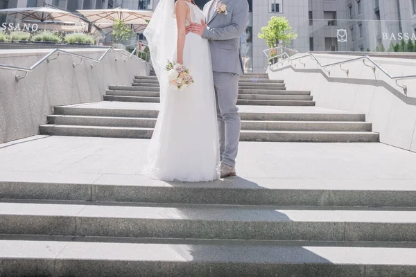 Наречений і наречений на великих сходах — стокове фото
