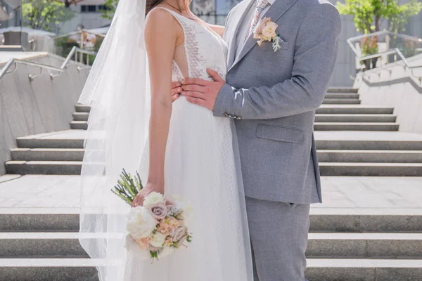 Nevěsta a ženich na velkém schodišti — Stock fotografie