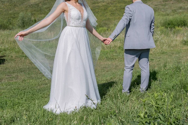 Noiva e noivo em um campo verde — Fotografia de Stock