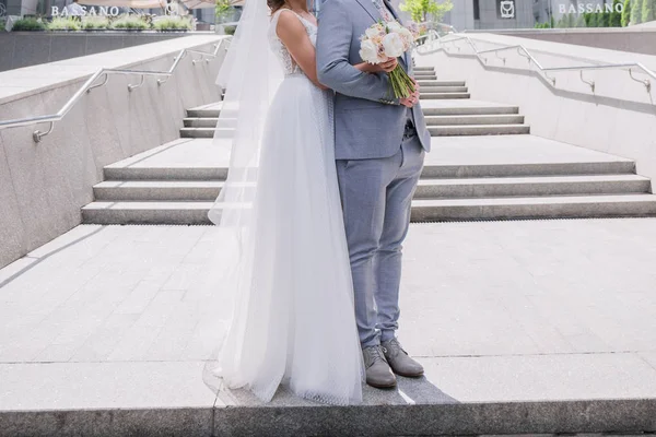 Noiva e noivo na grande escadaria — Fotografia de Stock