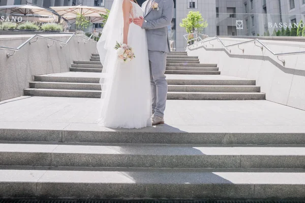 Mariée et marié sur le grand escalier — Photo