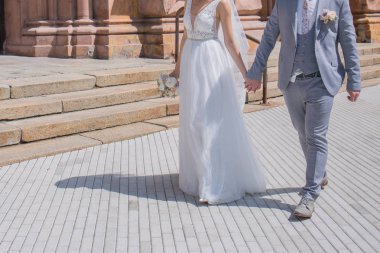 Gelin ve damat birlikte sokakta yürümek