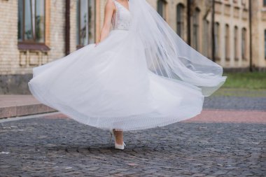 meydanda peçe ve gelinlik ile gelin