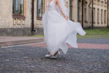 meydanda peçe ve gelinlik ile gelin