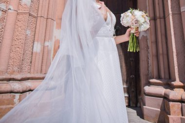 kilise yakın düğün buket ve peçe ile gelin