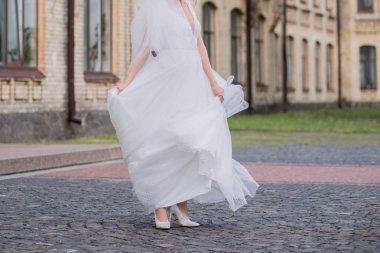 meydanda peçe ve gelinlik ile gelin