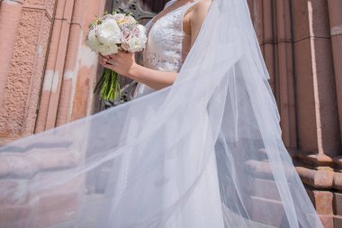 kilise yakın düğün buket ve peçe ile gelin