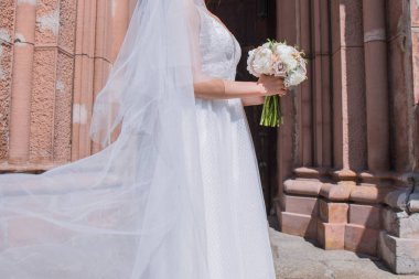 kilise yakın düğün buket ve peçe ile gelin