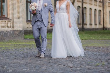 Gelin ve damat birlikte sokakta yürümek